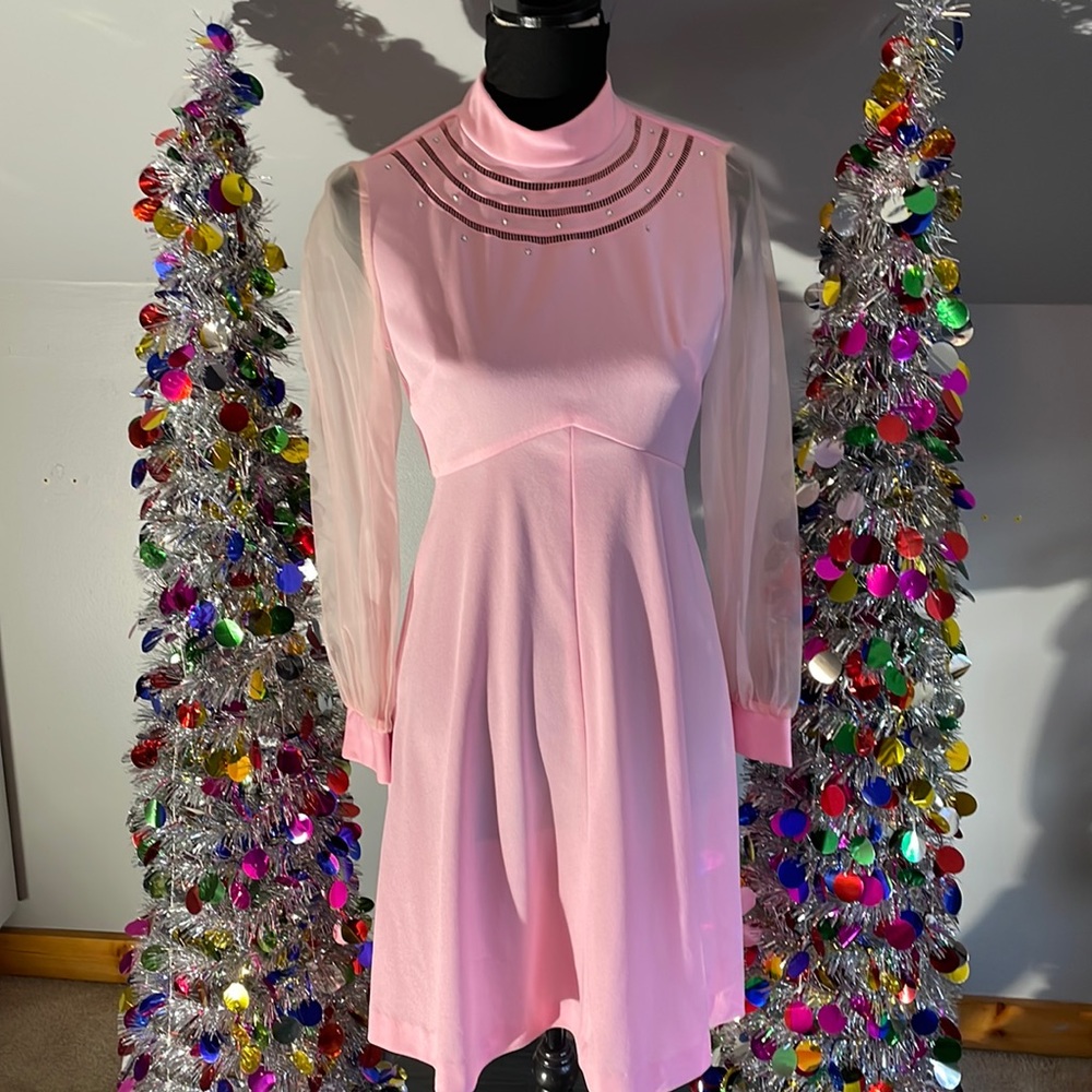 Vintage Pretty in Pink 1960’s Polyester Dress